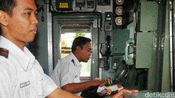 Petugas KRL dulu dan sekarang. Foto: detikcom