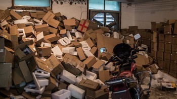 Kalau ini adalah tumpukan boks peralatan penghasil Bitcoin. Sebelumnya bank sentral China juga menyatakan sudah memanggil sejumlah bank dan perusahaan pembayaran, termasuk China Construction Bank dan Alipay, memaksa mereka untuk berusaha lebih keras dalam memerangi penukaran mata uang kripto. Foto: Next Shark