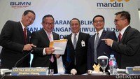 (Kiri-kanan) Direktur Retail Banking Bank Mandiri Tardi, Direktur Utama Bank Mandiri Kartika Wirjoatmodjo, Direktur Wholesale Banking Bank Mandiri Royke Tumilaar, Direktur Risk Management & Compliance Bank Mandiri Ahmad Siddik Badruddin dan Direktur Digital Banking & Technology Bank Mandiri Rico Usthavia Frans tengah berbincang usai pemaparan kinerja Bank  Mandiri Triwulan II/2017 di Jakarta, Rabu (19/7/2017).