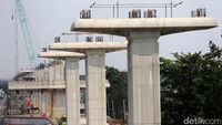 Tiang-tiang pancang LRT Bekasi-Cawang sudah berdiri tegak.