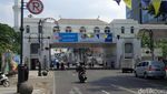 Ini Penyebabnya Lewat JPO Jalan Asia Afrika Bandung Tutup Hidung