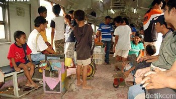 Tak hanya penumpang, para pedagang dulu diperbolehkan memasukkan barang dagangannya ke dalam KRL yang akhirnya bikin isi gerbong menjadi semrawut. Kini hanya penumpang yang boleh berada dalam gerbong. Foto: detikcom
