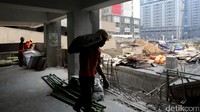 Para pekerja menyiapkan material untuk pembangunan Wisma Atlet.