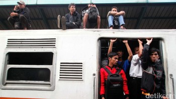 Menggantung berdiri dengan satu kaki di sisi gerbong kerap dilakukan penumpang KRL dulunya. Sekarang ada petugas yang mengawasi dan siap memberi sanksi bagi yang melanggar. Foto: detikcom
