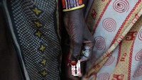 Prosesi sunat ini menggunakan benda-benda tajam seperti beling, gunting, dan pisau kecil. Para gadis nantinya akan menahan rasa sakit yang begitu hebat (Slegfried Modola/REUTERS)