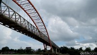 Kehadiran Jembatan Sungai Kahayan sontak menjadi objek wisata dadakan bagi warga Kota Palangka Raya saat itu. Masyarakat sering memanfaatkan dengan sekedar nongkrong di Jembatan, sekedar menikmati pesona keindahan Sungai Kahayan dari atas.