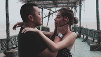 Namun mereka sempat putus dan berlanjut pada bubarnya perusahaan yang dikepalai oleh Oka itu. (Dok. Instagram/awkarin)