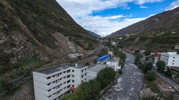 Ini adalah salah satu lokasi penambangan bitcoin besar di China yang berlokasi di provinsi Sichuan. Tempat semacam ini sedang dirazia dan ditutup oleh pemerintah China dan membuat harga Bitcoin anjlok. Foto: Next Shark
