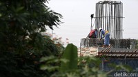 Para pekerja membangun tiang pancang LRT.