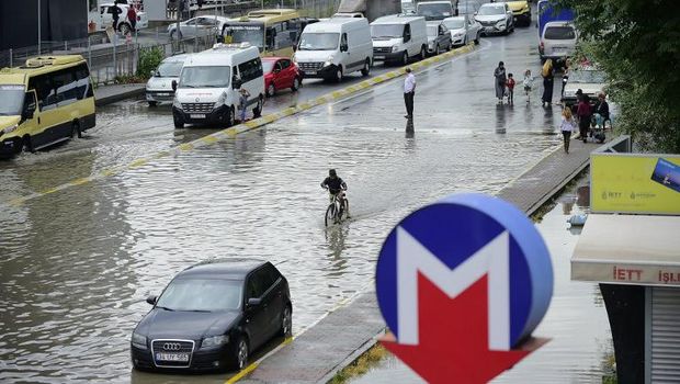 Kendaraan di ruas jalanan dekat stasiun metro Zeytinburnu terjebak banjir