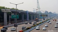 Dari Cawang, lintasan LRT yang dibangun melintasi Jalan Tol Jakarta-Cikampek. Bila pengguna jalan tol melintas dari arah Jakarta menuju Cikampek, proyek LRT berada di sisi sebelah kiri.
