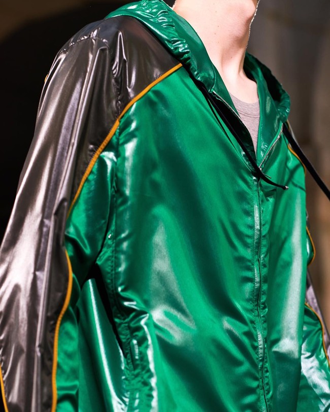 Sedikitnya ada dua model jaket dengan kombinasi warna yang mirip jaket Go-Jek. Foto: Dok. istimewa