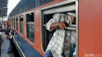 Dulu calon penumpang KRL  juga kerap berebutan masuk gerbong meski kondisinya sudah penuh. Kini ada petugas yang mengatur, walau terkadang masih terjadi aksi desak-desakan. Dok. Detikcom.