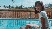 Mikha Tambayong tampak sangat cantik kala bersantai di pinggir kolam renang. (Dok. Instagram/miktambayong)