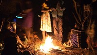 Malam sebelum pelaksanaan upacara, para penduduk akan berkumpul di api unggun. Mereka akan bernyanyi dan menari (Siegfried Modola/REUTERS)