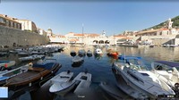 Lokasi pertama ada di Kota Dubrovnik, Kroasia. Di sinilah, Kings Landing difilmkan. Nuansa Kota Tua Dibrovnik menjadi latar belakang yang menggambarkan Kings Landing, ibu kota Westeros yang diperebutkan banyak pihak (dok Google Street View)