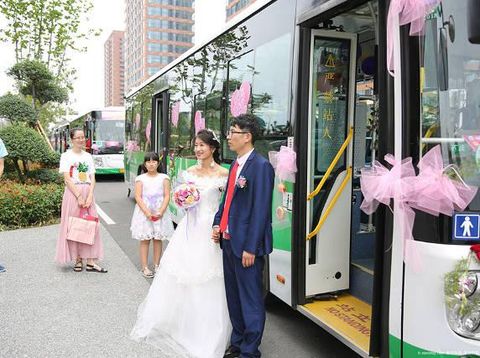 Pasangan Ini Sewa Bus Sebagai Mobil Pengantin, Alasannya Sungguh Romantis