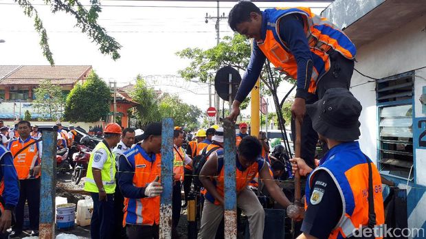 Para pekerja menutup lintasan kereta Ahmad Yani/