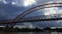 Namun seiring berjalannya waktu, masyarakat tak lagi boleh berhenti di badan jembatan demi alasan keamanan. Masyarakat biasa memanfaatkan waktunya dengan bersantai di bawah Jembatan, sekedar menanti senja di pinggir Sungai Kahayan.