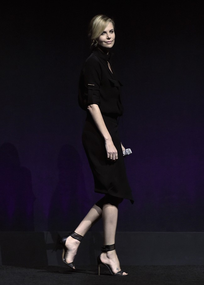 Charlize Theron menyempurnakan gayanya dengan sepasang sandal heels berwarna senada dari Casadei. Sepatu setinggi 120 cm ini memiliki sentuah mesh trimmed di bahan kulitnya dengan double-buckled ankle strap yang dapat disesuaikan dengan ukuran kaki. Foto: Getty Images