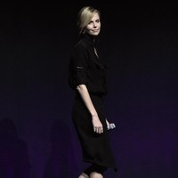 Charlize Theron menyempurnakan gayanya dengan sepasang sandal heels berwarna senada dari Casadei. Sepatu setinggi 120 cm ini memiliki sentuah mesh trimmed di bahan kulitnya dengan double-buckled ankle strap yang dapat disesuaikan dengan ukuran kaki. Foto: Getty Images