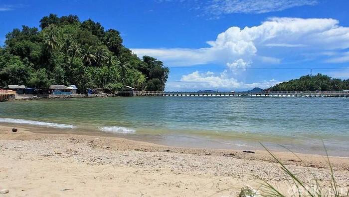 Pantai di Painan, Kabupaten Pesisir Selatan
