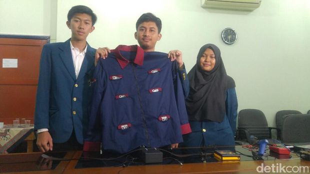 Mahasiswa Undip Ciptakan Jaket untuk Memandu Tuna Netra