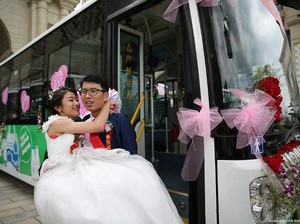 Pasangan Ini Sewa Bus Sebagai Mobil Pengantin, Alasannya Sungguh Romantis