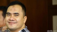 Saipul melempar senyuman di sela-sela sidang dengan agenda tuntutan di Pengadilan Tipikor, Jakarta.