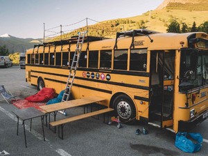 Kreatif! Bekas Bus Sekolah Ini Dijadikan Hostel Berjalan