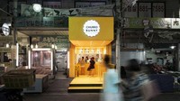 Churro Bunny merupakan gerai kopi takeaway yang berada di Seoul, Korea Selatan. Warna kuning cerah membuatnya tampak menonjol diantara bangunan sekitar.  (Foto: Istimewa)