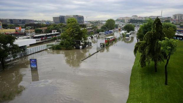 Ruas jalanan di dekat stasiun kereta Zeytinburnu, Istanbul digenangi banjir