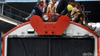 Kepadatan penumpang KRL di era dulu, yang meluber dari atap sampai ke sisi gerbong. Foto: detikcom