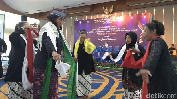 Lenggak Lenggok Susi Saat Menari Sunda