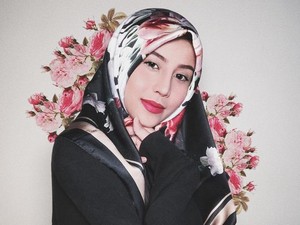 Gelar Pengajian untuk Oka Mahendra, Awkarin Dikawal 6 Bodyguard