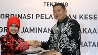 Direktur Jaminan Pelayanan Kesehatan BPJS Kesehatan Maya Amiarny Rusady, bersama Direktur Pelayanan BPJS Ketenagakerjaan M Khrisna Syarif, saat penandatanganan naskah perjanjian kerja sama antara Badan Penyelenggara Jaminan Sosial Kesehatan dengan Badan Penyelenggara Jaminan Sosial Ketenagakerjaan, di Jakarta, Rabu (19/7/2017).