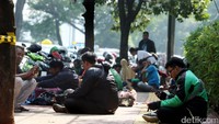 Driver ojek online menanti pesanan.