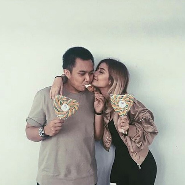 Pada tahun 2017 Awkarin diketahui telah kembali berpacaran dengan pria bernama Oka Mahendra. Saat itu Oka dan Awkarin bersama-sama membangun agensi bernama Takis Entertainment. Namun hubungan Awkarin dan Oka harus berakhir dengan perpisahan. Yang membuat publik terkejut adalah Oka Mahendra meninggal dunia pada 10 Juli 2017. Foto: Dok. Instagram/awkarin