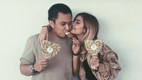 Namun, belakangan ini hubungan keduanya berakhir dengan keluarnya Awkarin dari Takis Entertainment. Dok. Instagram/awkarin