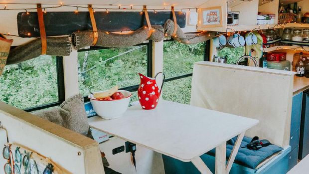 Ruangan santai di dalam bus (The Nomads Bus) 