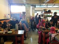 Haji Dayong: Gurih Mulur Mie Kocok Legendaris dari Pasar Andir