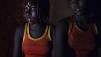 Gadis belia ini disunat sebagai bentuk transisinya menuju dewasa. Rasa sakit dari prosesi ini merupakan lambang kekuatan seorang wanita (Siegfried Modola/REUTERS)