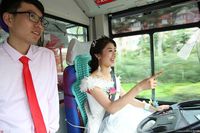 Pasangan Ini Sewa Bus Sebagai Mobil Pengantin, Alasannya Sungguh Romantis