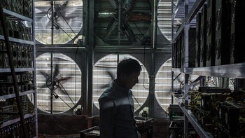 Seorang pekerja mengamati server untuk menghasilkan Bitcoin. Pemerintah China memerintahkan pemerintah lokal Sichuan untuk mulai menyisir proyek-proyek penambangan kripto di areanya dan menutupnya. Mereka pun melarang dibukanya proyek penambangan baru. Foto: Next Shark