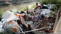 Sebagian PMKS menjadikan bantaran Sungai Ciliwung untuk mengumpulkan barang bekas.