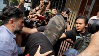 Jeremy Thomas ikut mengawal putranya tersebut kala memasuki Rutan Polda.