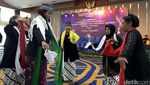 Melihat Keseruan Susi Saat Menari Sunda
