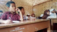 Satu ruangan digunakan kelas 1 dan kelas 3 SD. Ruangan yang lebih besar digunakan untuk kelas 4 yang jumlah muridnya ada 13 orang. Satu papan bor untuk menulis hanya ada satu, di sampingnya ada meja guru yang juga sudah ringkih.