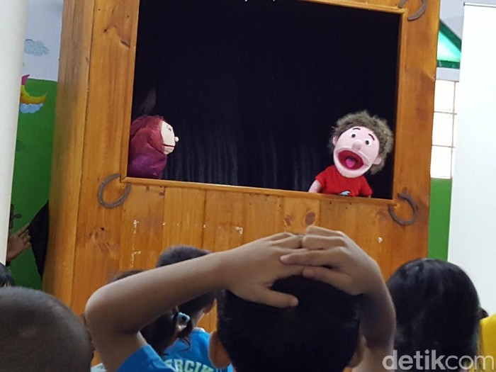 Anak mendengarkan dongeng