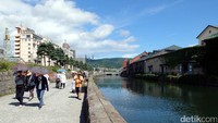 Di samping kanan-dan kiri kanal, ada jalanan lebar yang bisa digunakan traveler untuk berjalan-jalan. Kalau panas, kamu bisa pakai payung (Baban/detikTravel)